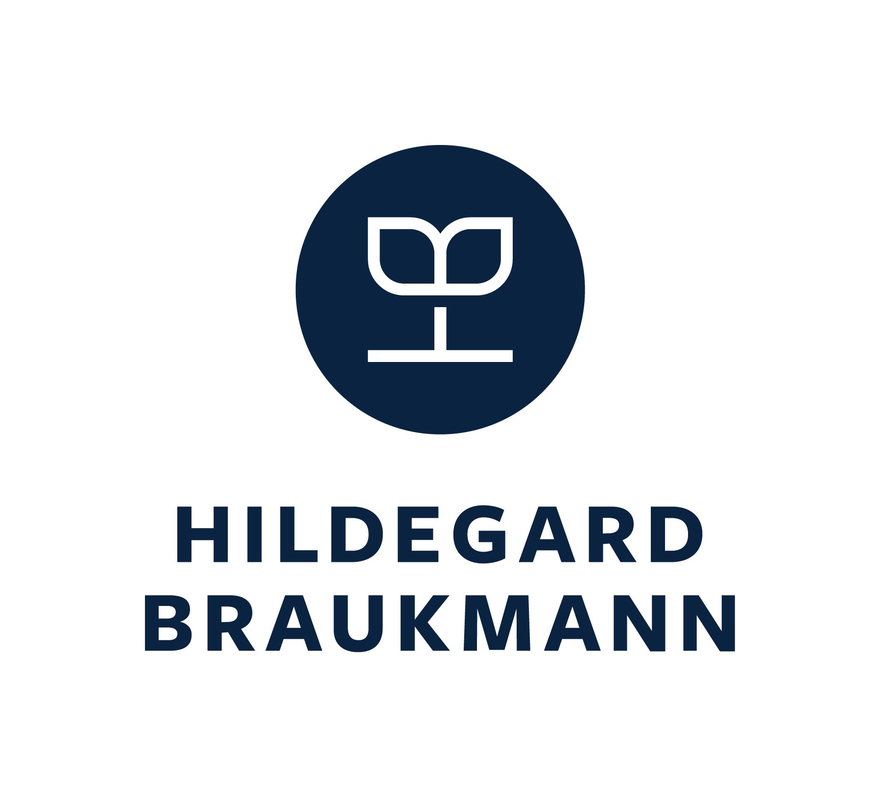 Logo von Hildegard Braukmann: Eine weiße, stilisierte Pflanze in einem dunkelblauen Kreis über dem Markennamen.