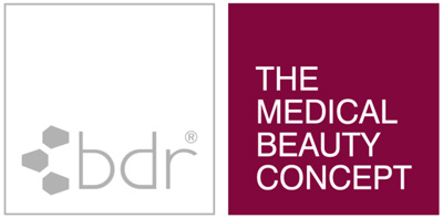Logo der Marke bdr mit drei grauen Sechsecken und dem weißen Schriftzug „THE MEDICAL BEAUTY CONCEPT“ auf weinrotem Quadrat